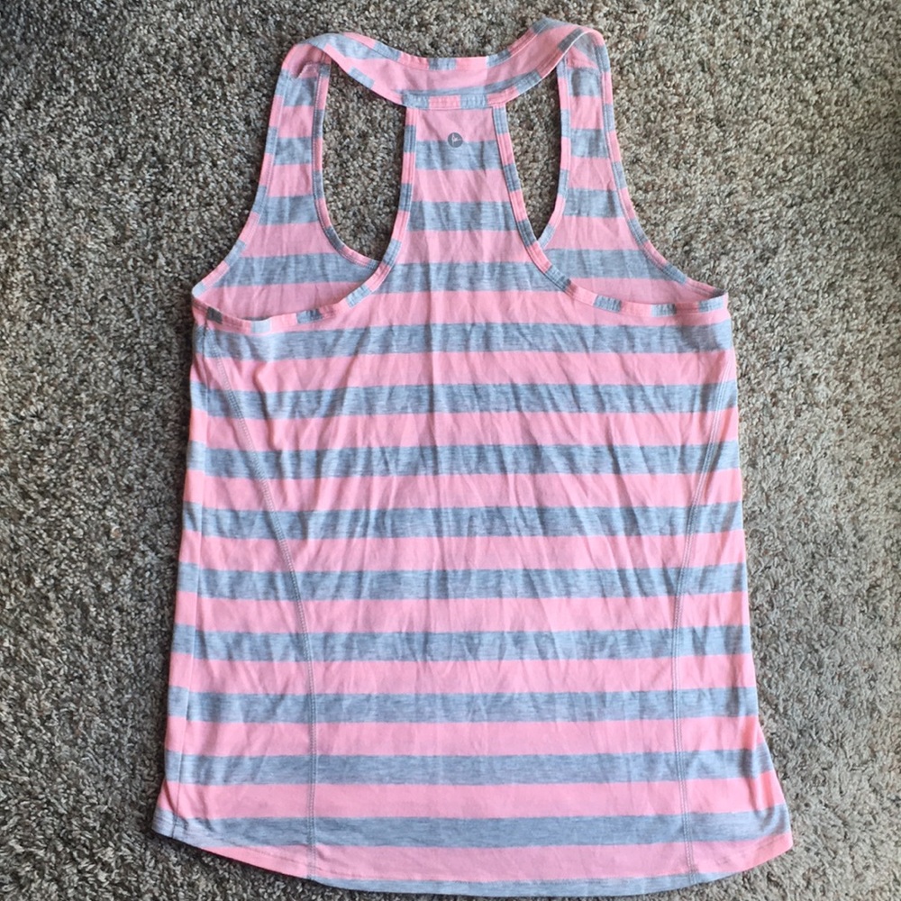 Workout top - Picture 2 of 3